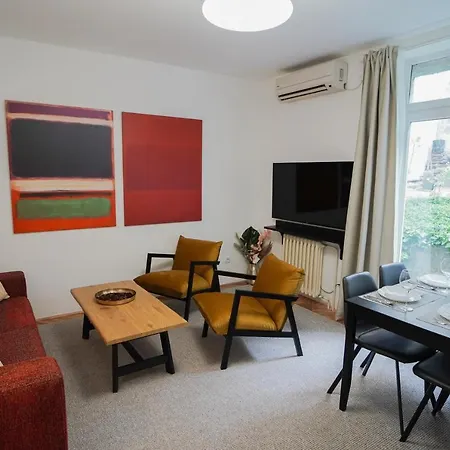 Quiet Luxury Family Fortress Center Apartment *