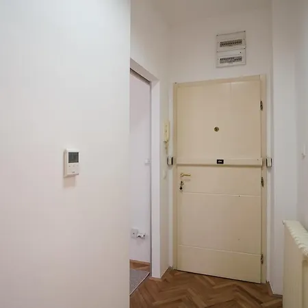 Διαμέρισμα Quiet Luxury Family Fortress Center Βελιγράδι